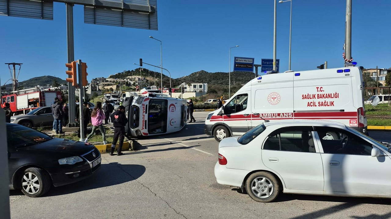 Sürücüsünün manevra yaptığı ambulans devrildi: 4 yaralı