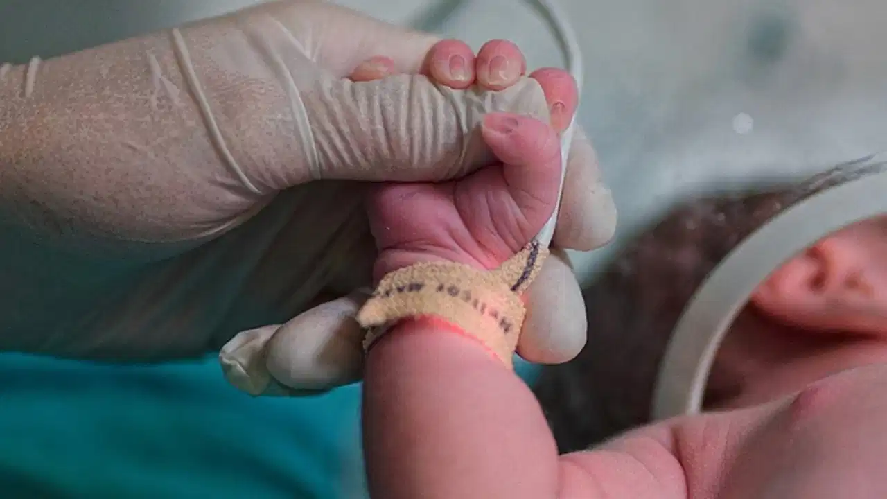 Diyarbakır'da Şok İddia: 17 Yıl Sonra Bebek Karışıklığı Ortaya Çıktı! Sağlık Bakanlığı Derhal İnceleme Başlattı