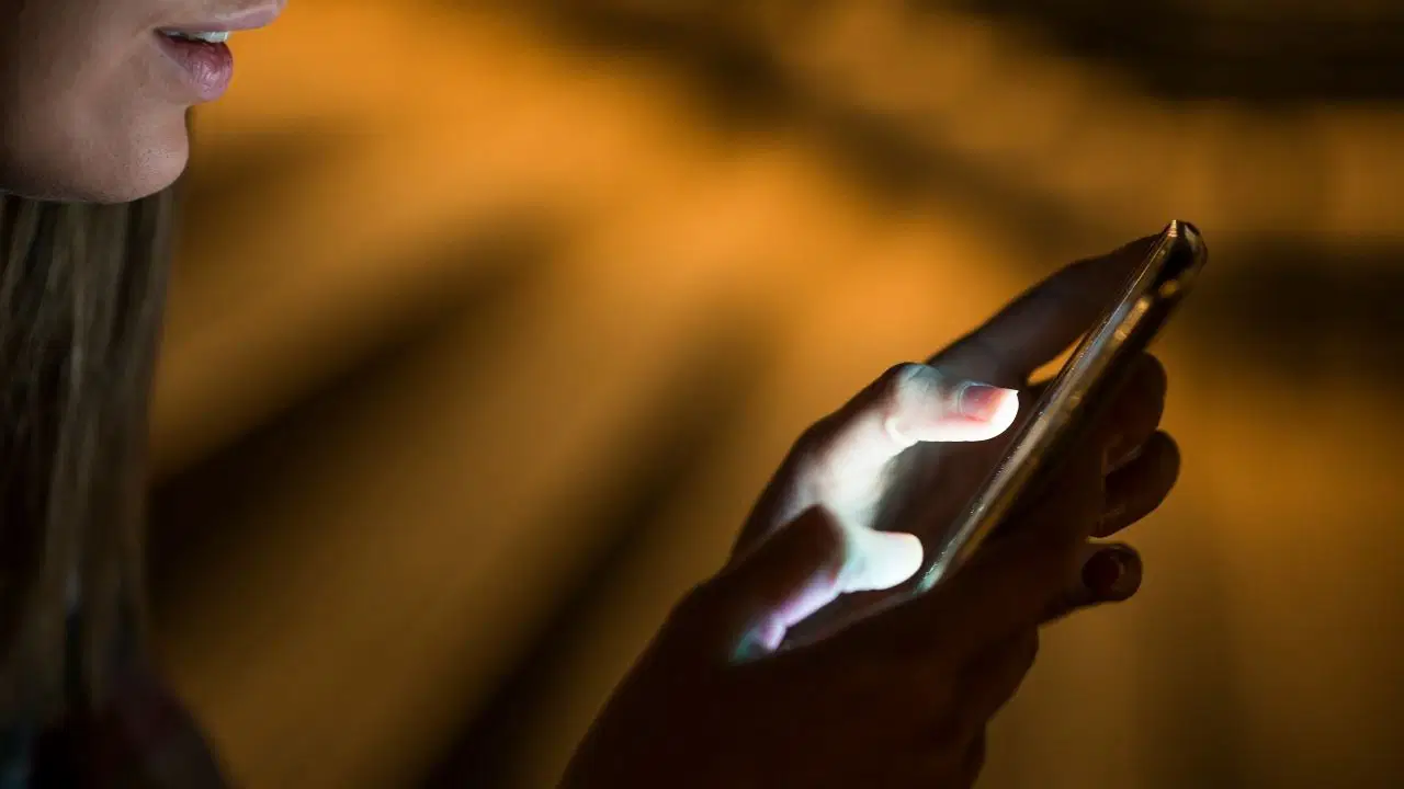 Telefonu sürekli 'karanlık mod'da kullananlar dikkat: Gözü dinlendirmek yerine daha çok yoruyor olabilirsiniz...