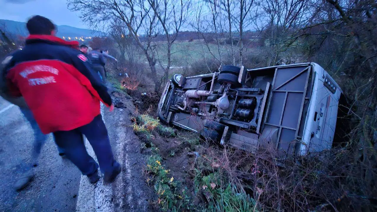 Balıkesir'de feci kaza... Servis aracı şarampole uçtu: Çok sayıda kişi yaralandı!