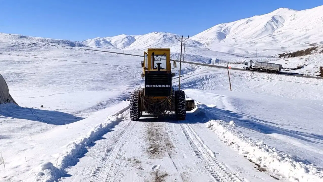 Van'da kar esareti: Kapanan 90 yerleşim yeri yolundan 55'i açıldı