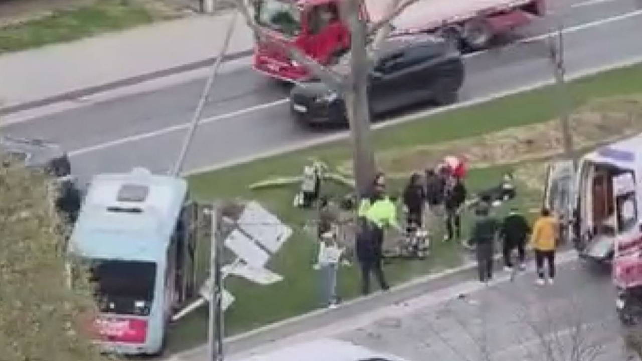 Beyoğlu’nda dolmuş bariyerlere çarptı: Yaralılar var