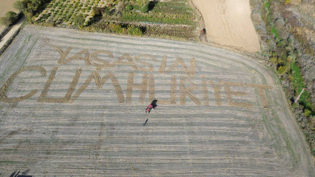 Ispartalı çiftçi tarlasına 'Yaşasın Cumhuriyet' yazdı