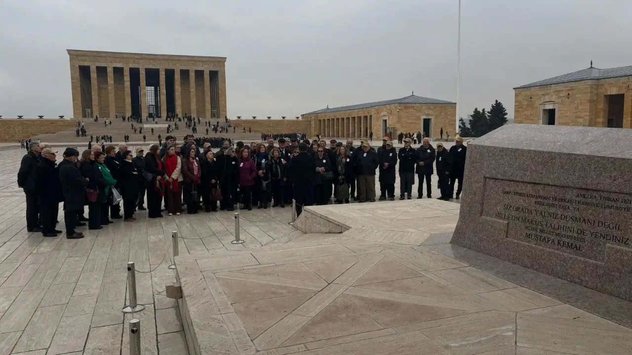 Harbiye 74 Kültür ve Dayanışma Derneği, Milli Şef İnönü’yü andı: İnönü’nün naaşını taşıyan Onur Kıtası, Milli Şef'in huzuruna geldi