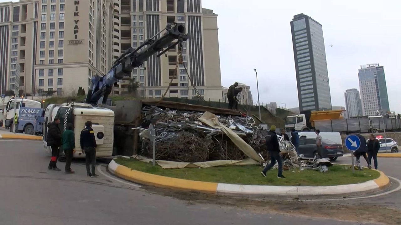 Ataşehir’de hurda yüklü kamyon devrildi: Trafik felç oldu!