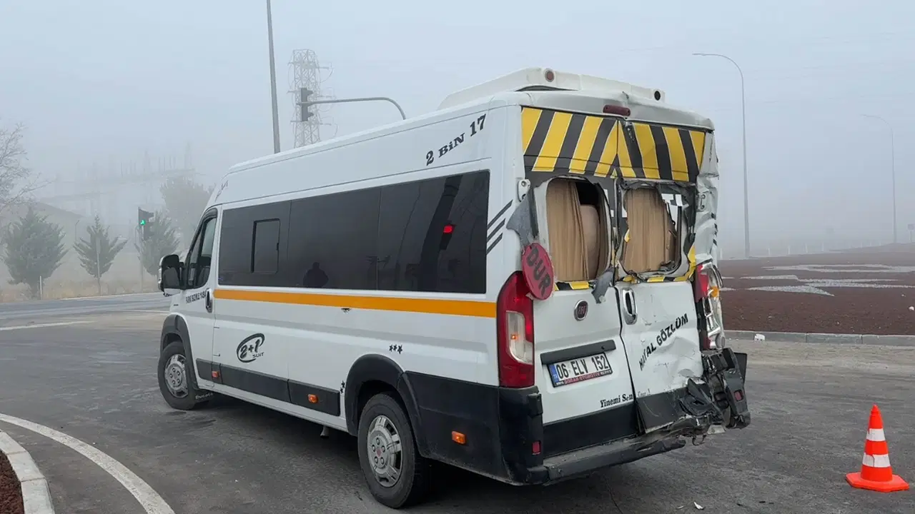 TIR, servis minibüsüne çarptı: Çok sayıda öğrenci yaralandı!