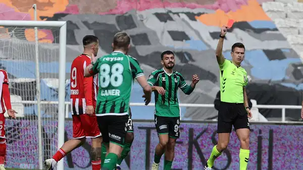 Caner Erkin çılgına döndü: 12 maçta 4. kırmızı! 