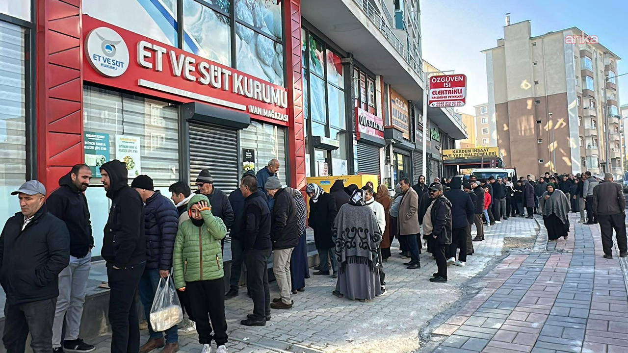 Van'da dondurucu soğuklarda ucuz et kuyruğu: 'Emekliyim, vallahi zor geçiniyorum'