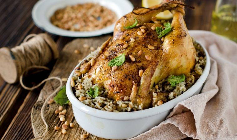 Lezzeti sofranızda patlayan geleneksel tat: İç pilavlı tavuk dolması tarifi 