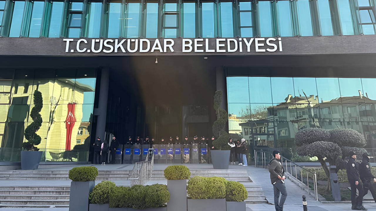 Üsküdar Belediyesi'ne yönelik operasyonda gözaltına alınan 21 kişi adliyeye sevk edildi