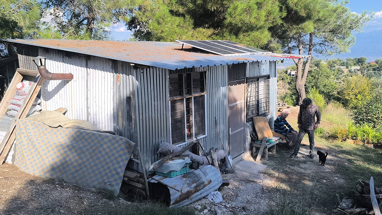 Depremde baraka, yağışta konteyner gitti: Ailenin tek isteği güvenli bir ev