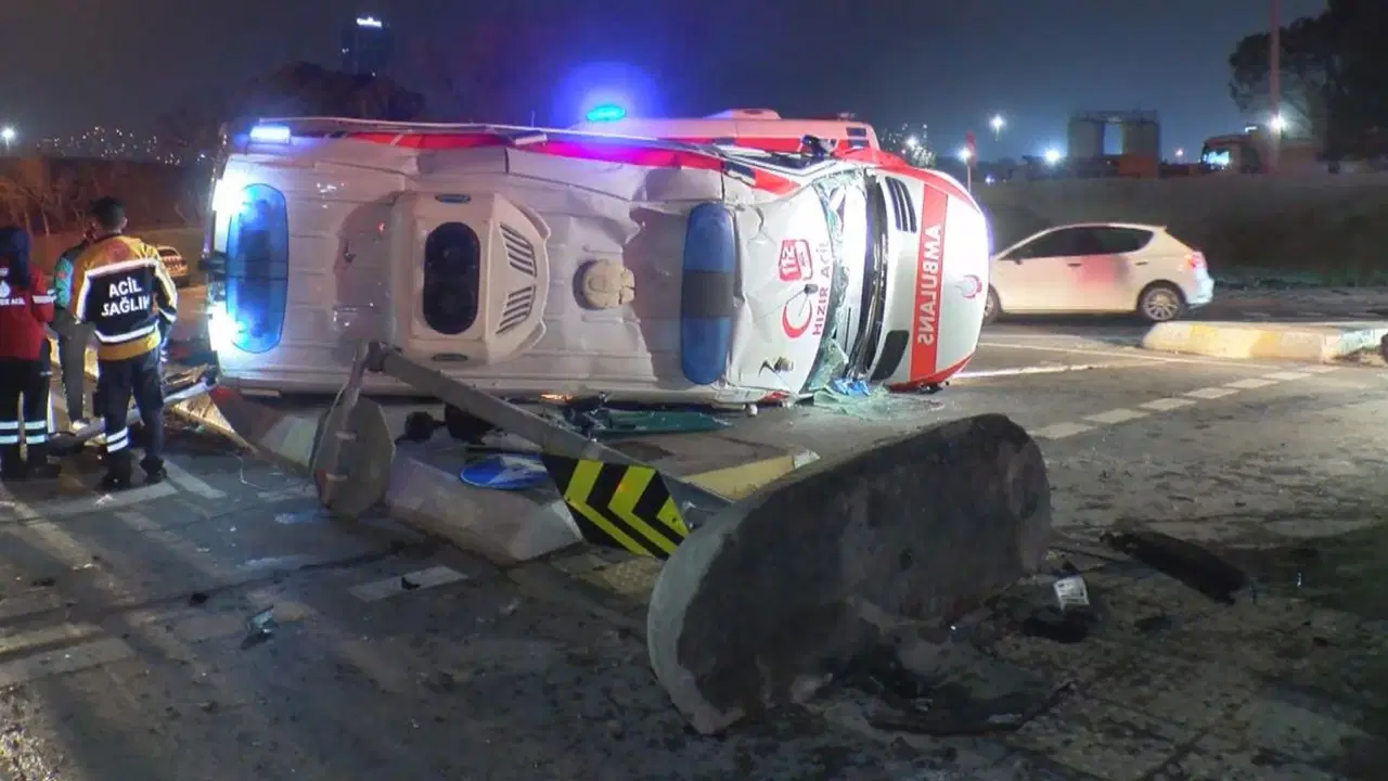 İstanbul'da ambulansla otomobil çarpıştı: 3 yaralı