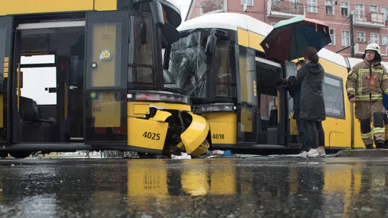 Almanya’da tramvaylar çarpıştı: En az 27 yaralı