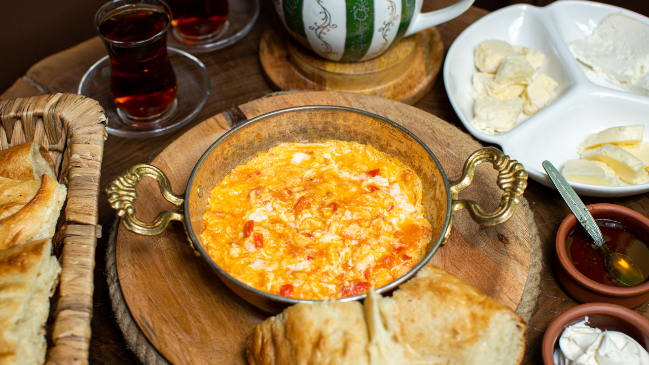 Kahvaltıların yıldızı: Tam kıvamında menemen tarifi...