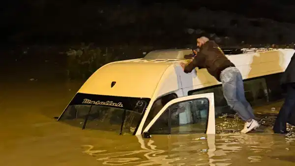 Aydın'ı sağanak vurdu: İçinde 20 yolcu bulunan minibüs suya gömüldü!