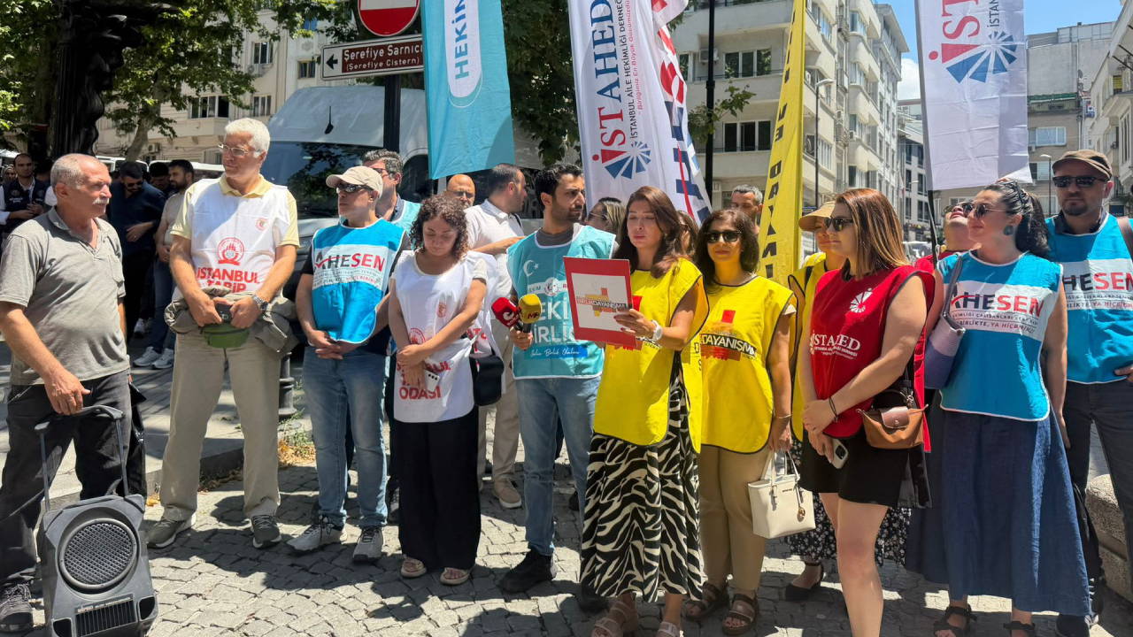 Sağlık emekçileri İstanbul İl Sağlık Müdürlüğü önünden seslendi: ‘Sistematik hak kaybıyla da mücadele ediyoruz’