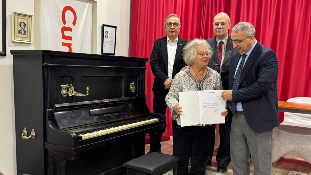 Cumhuriyet Kültür Merkezi’ne piyano bağışı yapan Ataç kardeşlere teşekkür mektubu sunuldu