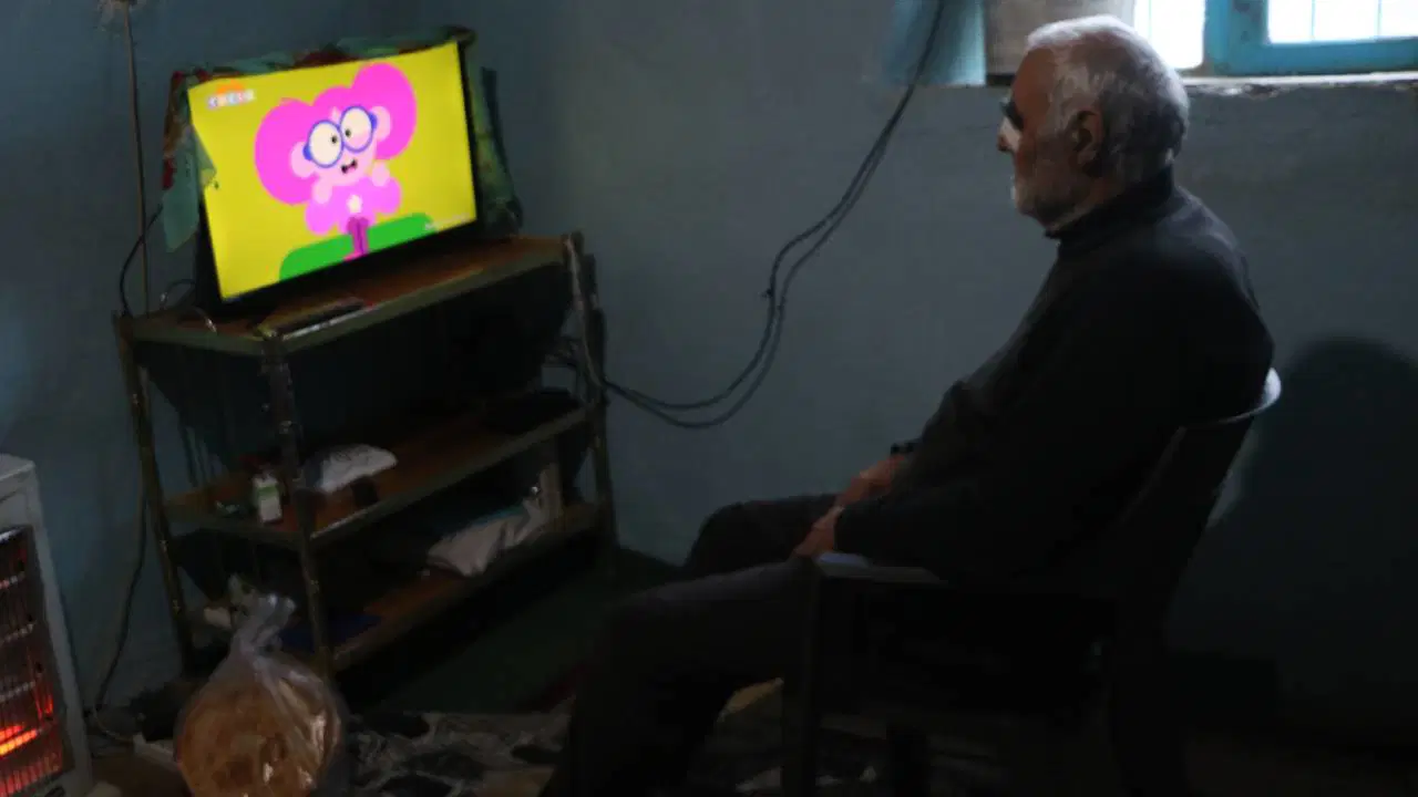 Tuvalet ve banyosu olmayan tek odalı evde yaşam mücadelesi veriyor