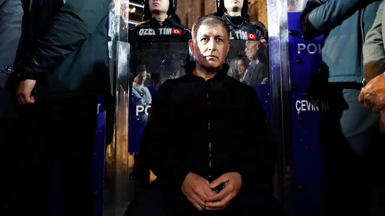 Meslek Fabrikası önünde bekleyiş sürüyor: Cemil Tugay gece boyu nöbette!