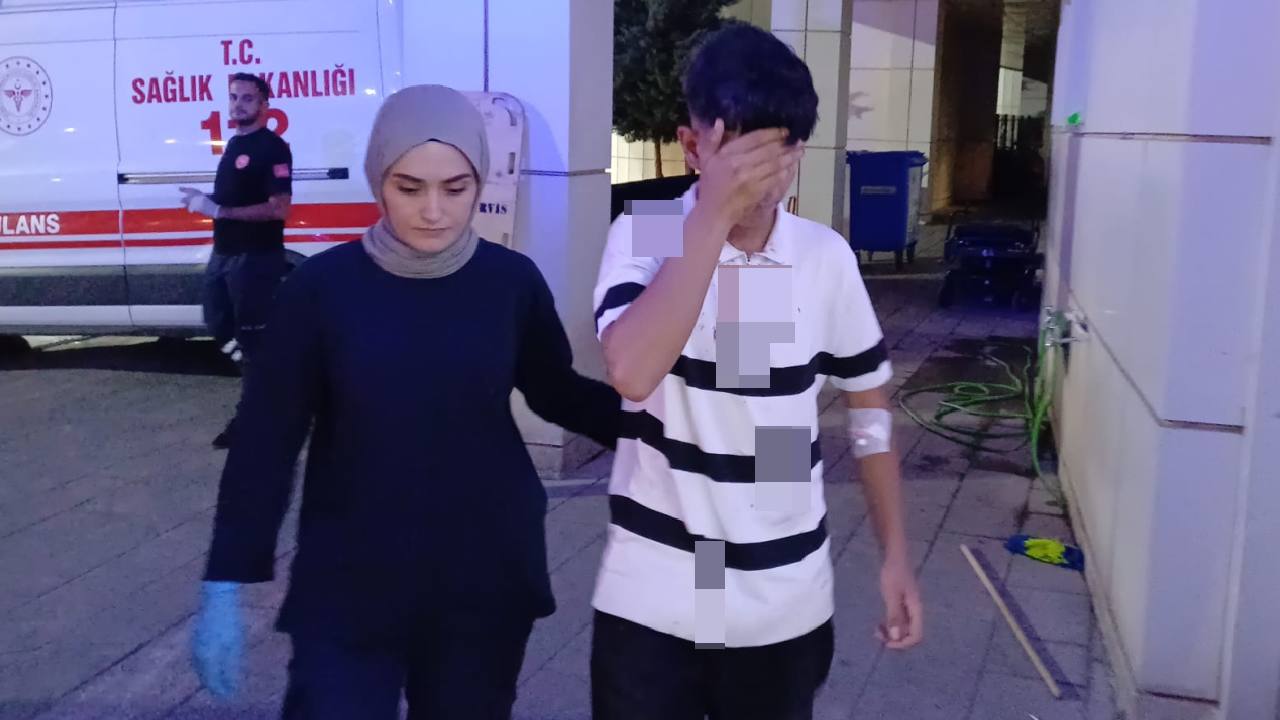 Arkadaşların otobüs durağındaki şakalaşması kanlı bitti