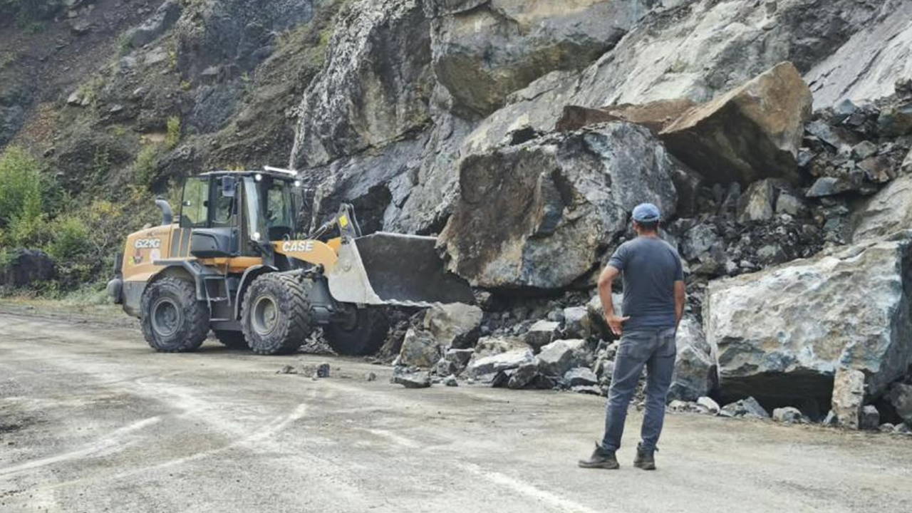Artvin Şavşat'te heyelan nedeniyle köy yolu ulaşıma kapandı