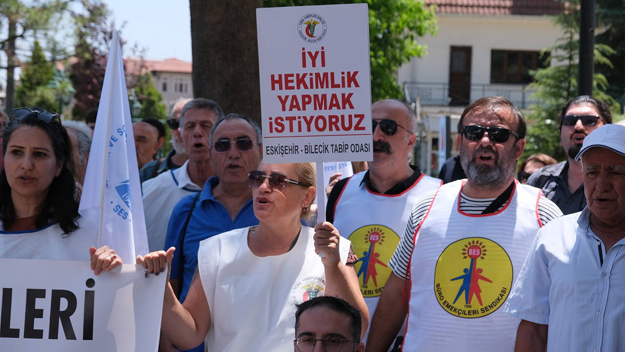 Sağlık Çalışanları Maaş Kesintilerine Açık İsyanda: Bordrolarını Yakarak Tepki Gösterdiler!