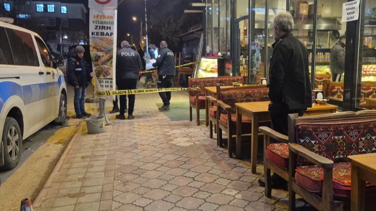 Malatya'da kafe önünde husumetlisi tarafından vuruldu