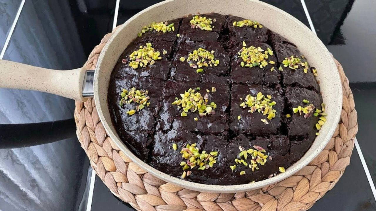 Akşam çay saatleri için pratik dokunuş: 5 dakikada hazırlanan tavada kek tarifi