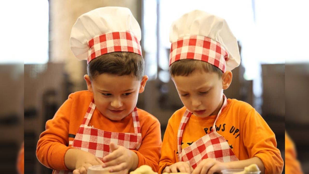 Minik eller, akıllı lezzetler mutfağında kurabiye yaptı