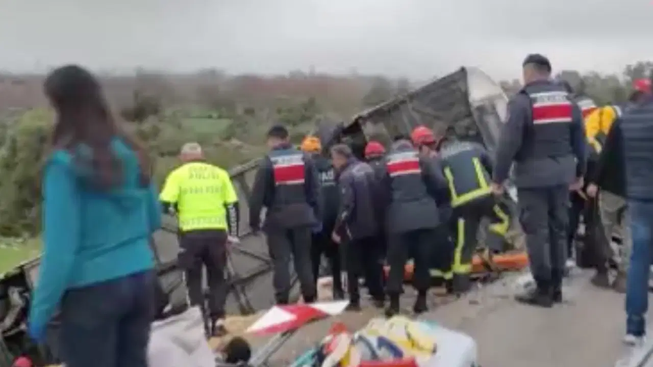 Son Dakika... Antalya'da yolcu otobüsü kaza yaptı: Ölü ve yaralılar var!