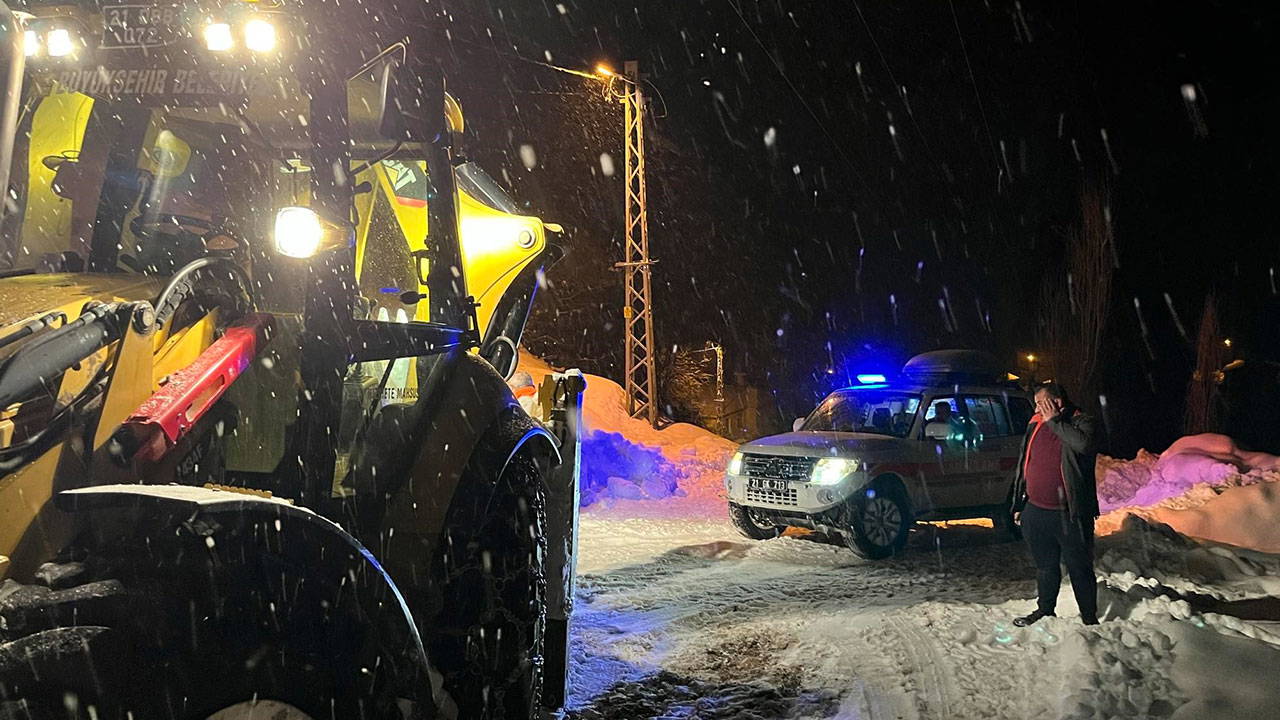 Hasta almaya giden ambulans çığ düşmesi sonucu mahsur kaldı
