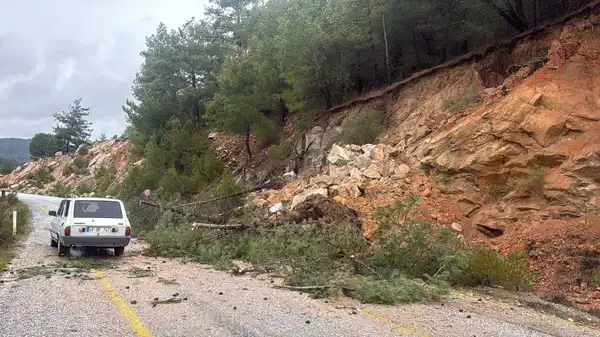 Muğla'da toprak kayması: Yol kısmen kapandı