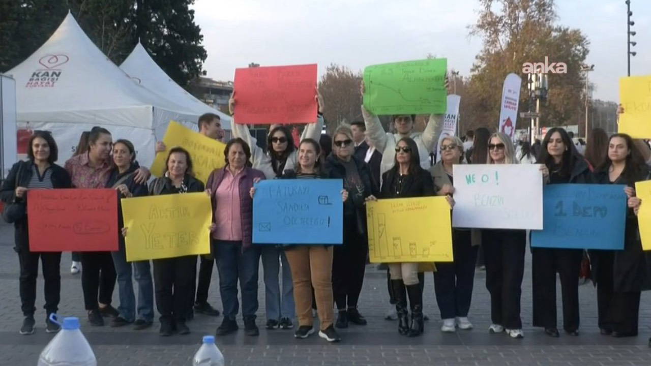 Beşiktaş'ta akaryakıt zamları protesto edildi: "Bu gidişle yakın zamanda 50 liraya şırıngayla benzin alınabilecek"