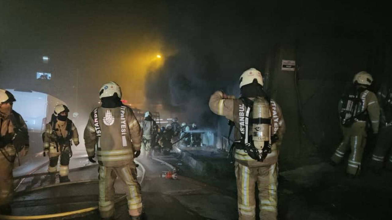 İstanbul'da 5 katlı bina alevlere teslim oldu!