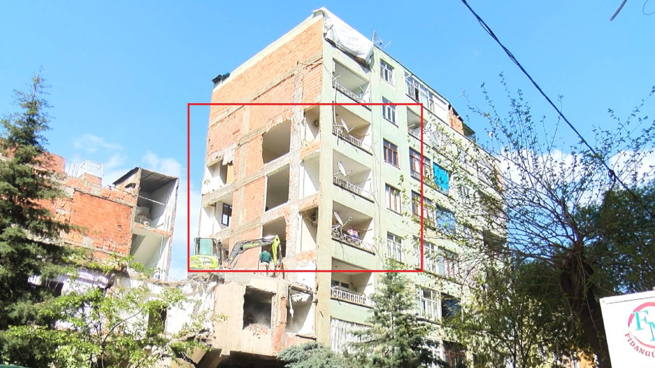 Bina yıkılınca, bitişikteki apartmanın bazı odalarının duvarının yapılmadığı ortaya çıktı