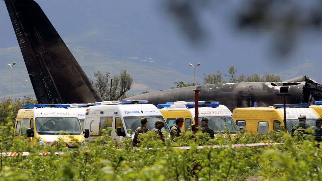 Cezayir'de askeri nakliye uçağı düştü, mürettebatından 2'si öldü
