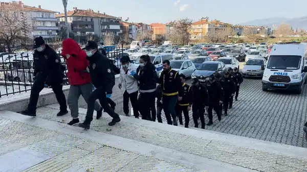 İzmir'de fuhuş operasyonu: 8 şüpheli tutuklandı!