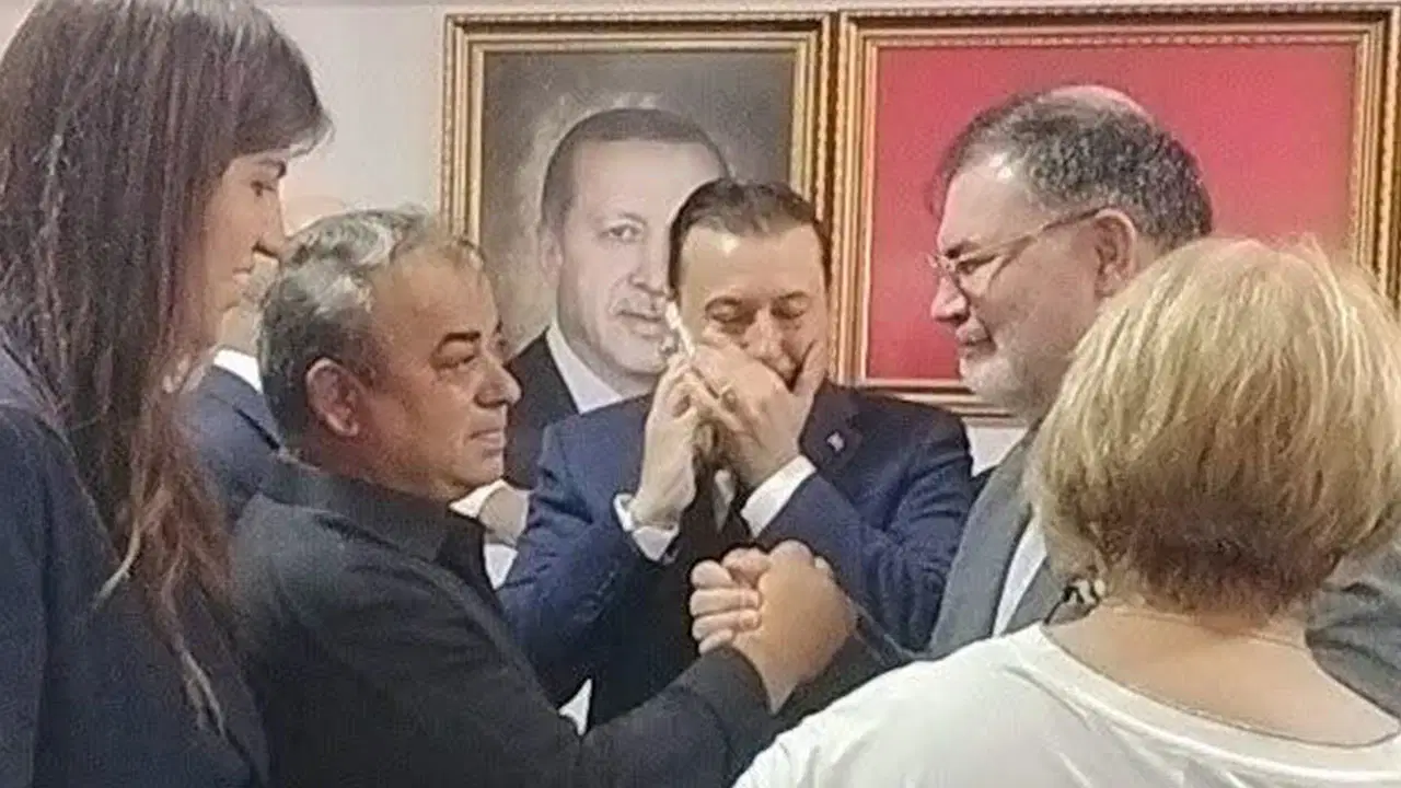 Menderes Belediyesi'ndeki seçim sonrası dikkat çeken 'sevinç' gösterisi: Butlan CHP'si ile AKP işbirliği böyle fotoğraflandı