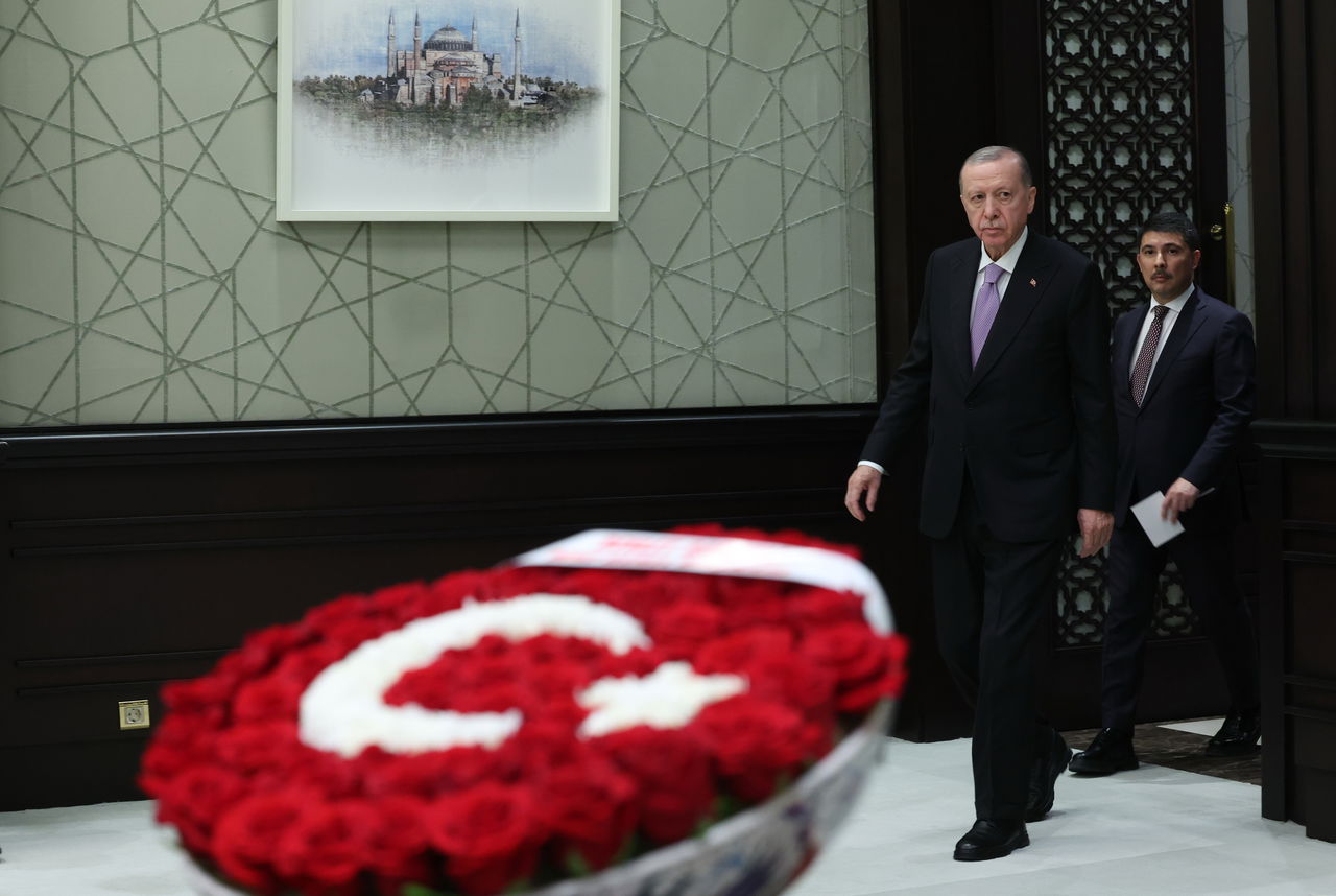 Kabine Saray'da toplandı: Bahçeli'den çiçek 'jesti'