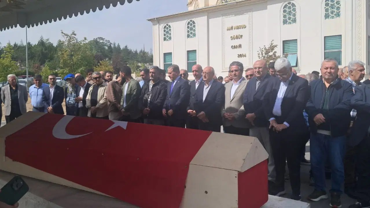 AYM önündeki emekli eyleminde yaşamına son vermişti: Ali Şekeroğlu son yolculuğuna uğurlandı