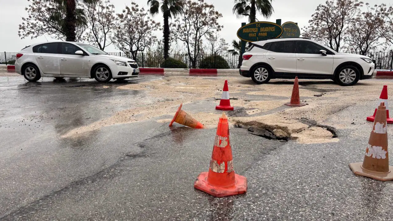 Antalya'yı sağanak vurdu... Yol çöktü!