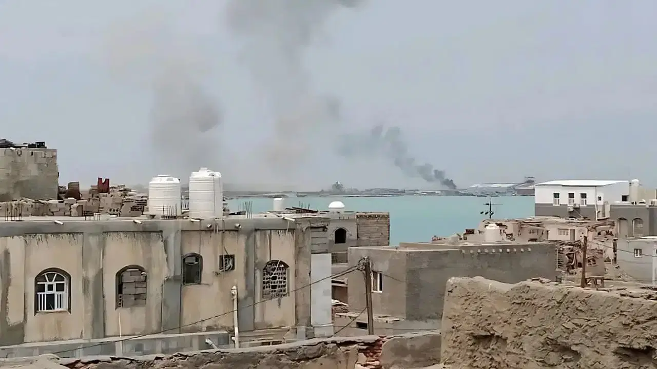 Yemen’de gerilim tırmandı: Husiler liman ve yerleşim bölgelerini vurdu