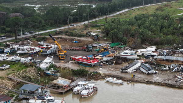 Antalya'da 'hortum' sonrası enkaz kaldırılıyor: Su hâlâ çekilmedi