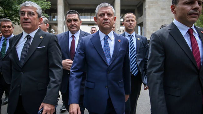 Özel 'ya tarih ver ya yolumuza yürüyelim' diyecek