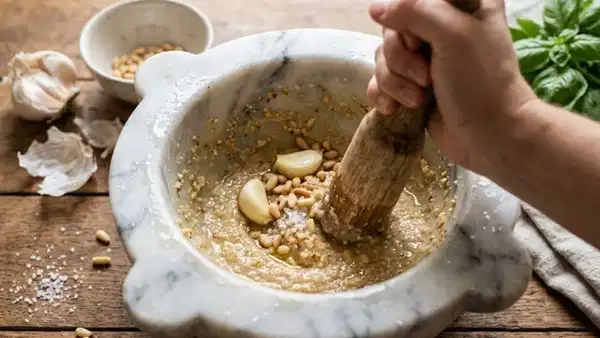 Orijinal İtalyan sosu: Asla kararmayan enfes Pesto sos tarifi...