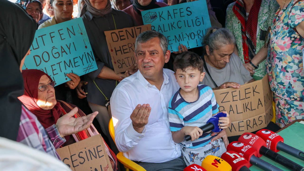 Kafes balıkçılığına karşı eylem yapan kadın balıkçılarla bir araya geldi… Özel’den Erdoğan’a gönderme: ‘Sizin oğlan bu işlerin içindeymiş’