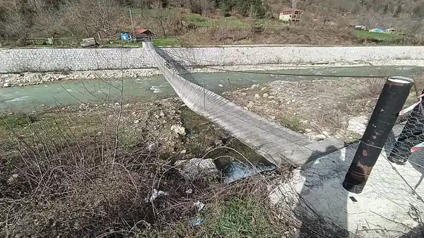 Üzerinde bulundukları asma köprü ters döndü: Yaralılar var!