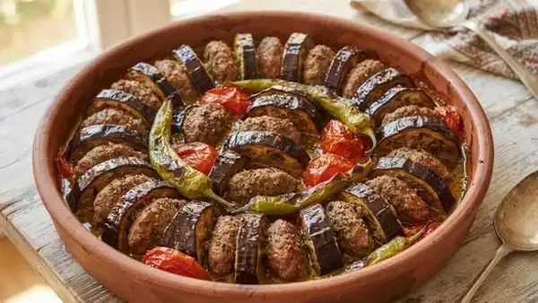 Uğraştırmadan hazırlanıyor, fırında lezzetleniyor: MasterChef tepside patlıcan kebabı tarifi