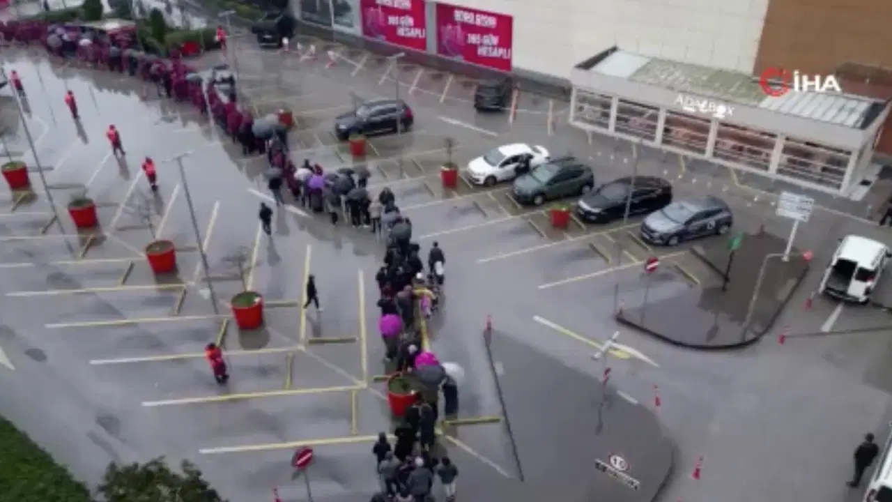 İndirim için geceden çadır kurup 8 saat yağmur altında beklediler