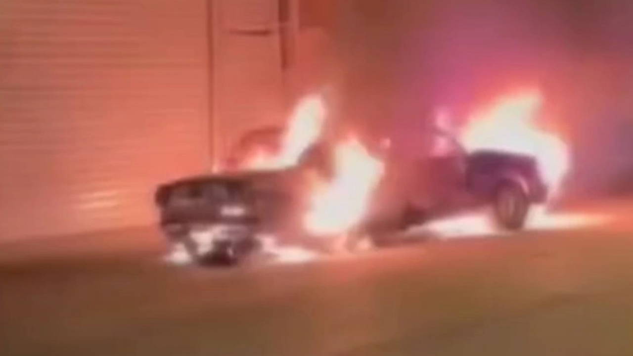 Sanayi sitesinde 5 araç kundaklandı: Soruşturma başlatıldı